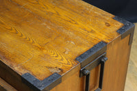 引き出し25杯を備えた上質なレトロ感漂う収納箪笥 BB2923