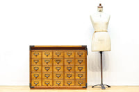 引き出し25杯を備えた上質なレトロ感漂う収納箪笥 BB2923