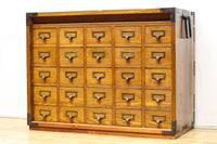 引き出し25杯を備えた上質なレトロ感漂う収納箪笥 BB2923