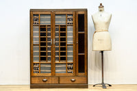 仕切りを多数備えたレトロガラスが可愛らしい観音扉造りのガラスケース BB2946