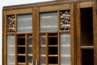 仕切りを多数備えたレトロガラスが可愛らしい観音扉造りのガラスケース BB2946