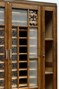 仕切りを多数備えたレトロガラスが可愛らしい観音扉造りのガラスケース BB2946