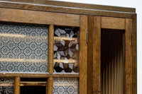 仕切りを多数備えたレトロガラスが可愛らしい観音扉造りのガラスケース BB2946