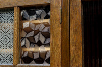 仕切りを多数備えたレトロガラスが可愛らしい観音扉造りのガラスケース BB2946