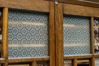 仕切りを多数備えたレトロガラスが可愛らしい観音扉造りのガラスケース BB2946