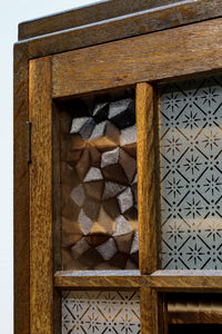 仕切りを多数備えたレトロガラスが可愛らしい観音扉造りのガラスケース BB2946