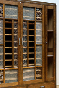 仕切りを多数備えたレトロガラスが可愛らしい観音扉造りのガラスケース BB2946