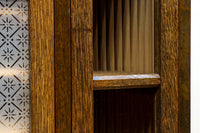 仕切りを多数備えたレトロガラスが可愛らしい観音扉造りのガラスケース BB2946