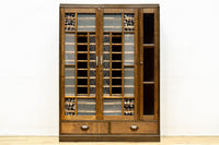 仕切りを多数備えたレトロガラスが可愛らしい観音扉造りのガラスケース BB2946