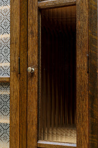 仕切りを多数備えたレトロガラスが可愛らしい観音扉造りのガラスケース BB2946