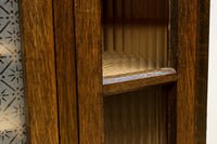 仕切りを多数備えたレトロガラスが可愛らしい観音扉造りのガラスケース BB2946