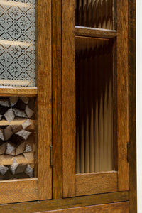 仕切りを多数備えたレトロガラスが可愛らしい観音扉造りのガラスケース BB2946