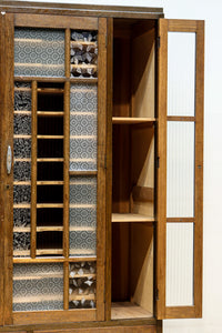 仕切りを多数備えたレトロガラスが可愛らしい観音扉造りのガラスケース BB2946