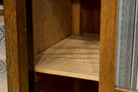 仕切りを多数備えたレトロガラスが可愛らしい観音扉造りのガラスケース BB2946