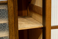 仕切りを多数備えたレトロガラスが可愛らしい観音扉造りのガラスケース BB2946