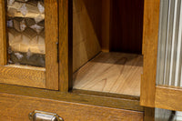 仕切りを多数備えたレトロガラスが可愛らしい観音扉造りのガラスケース BB2946