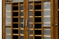 仕切りを多数備えたレトロガラスが可愛らしい観音扉造りのガラスケース BB2946