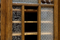 仕切りを多数備えたレトロガラスが可愛らしい観音扉造りのガラスケース BB2946