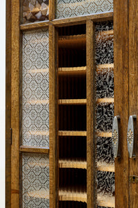 仕切りを多数備えたレトロガラスが可愛らしい観音扉造りのガラスケース BB2946