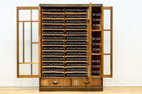 仕切りを多数備えたレトロガラスが可愛らしい観音扉造りのガラスケース BB2946