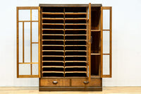 仕切りを多数備えたレトロガラスが可愛らしい観音扉造りのガラスケース BB2946