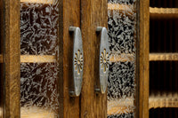 仕切りを多数備えたレトロガラスが可愛らしい観音扉造りのガラスケース BB2946