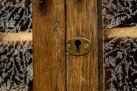 仕切りを多数備えたレトロガラスが可愛らしい観音扉造りのガラスケース BB2946