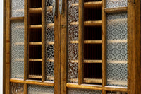 仕切りを多数備えたレトロガラスが可愛らしい観音扉造りのガラスケース BB2946