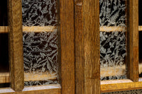 仕切りを多数備えたレトロガラスが可愛らしい観音扉造りのガラスケース BB2946