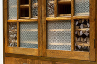 仕切りを多数備えたレトロガラスが可愛らしい観音扉造りのガラスケース BB2946