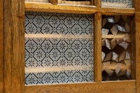 仕切りを多数備えたレトロガラスが可愛らしい観音扉造りのガラスケース BB2946