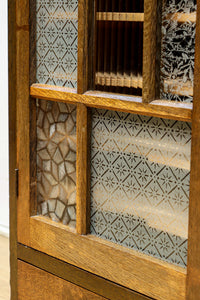 仕切りを多数備えたレトロガラスが可愛らしい観音扉造りのガラスケース BB2946