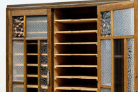 仕切りを多数備えたレトロガラスが可愛らしい観音扉造りのガラスケース BB2946