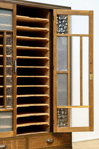 仕切りを多数備えたレトロガラスが可愛らしい観音扉造りのガラスケース BB2946