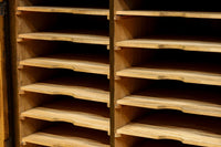 仕切りを多数備えたレトロガラスが可愛らしい観音扉造りのガラスケース BB2946