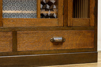 仕切りを多数備えたレトロガラスが可愛らしい観音扉造りのガラスケース BB2946