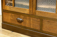 仕切りを多数備えたレトロガラスが可愛らしい観音扉造りのガラスケース BB2946