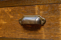 仕切りを多数備えたレトロガラスが可愛らしい観音扉造りのガラスケース BB2946