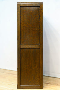 仕切りを多数備えたレトロガラスが可愛らしい観音扉造りのガラスケース BB2946