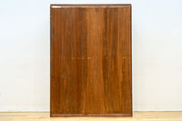 仕切りを多数備えたレトロガラスが可愛らしい観音扉造りのガラスケース BB2946