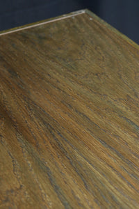 仕切りを多数備えたレトロガラスが可愛らしい観音扉造りのガラスケース BB2946