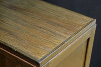 仕切りを多数備えたレトロガラスが可愛らしい観音扉造りのガラスケース BB2946