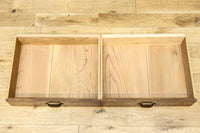 仕切りを多数備えたレトロガラスが可愛らしい観音扉造りのガラスケース BB2946