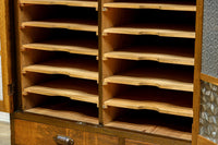 仕切りを多数備えたレトロガラスが可愛らしい観音扉造りのガラスケース BB2946