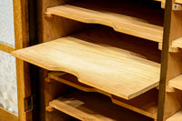 仕切りを多数備えたレトロガラスが可愛らしい観音扉造りのガラスケース BB2946