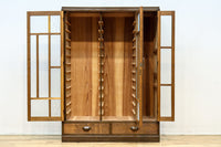 仕切りを多数備えたレトロガラスが可愛らしい観音扉造りのガラスケース BB2946