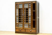 仕切りを多数備えたレトロガラスが可愛らしい観音扉造りのガラスケース BB2946