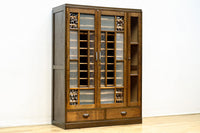 仕切りを多数備えたレトロガラスが可愛らしい観音扉造りのガラスケース BB2946