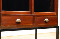 装飾性のある金具がお洒落なアイアンフレーム付きガラスケース BB2950