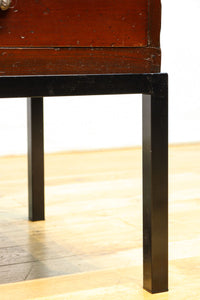 装飾性のある金具がお洒落なアイアンフレーム付きガラスケース BB2950